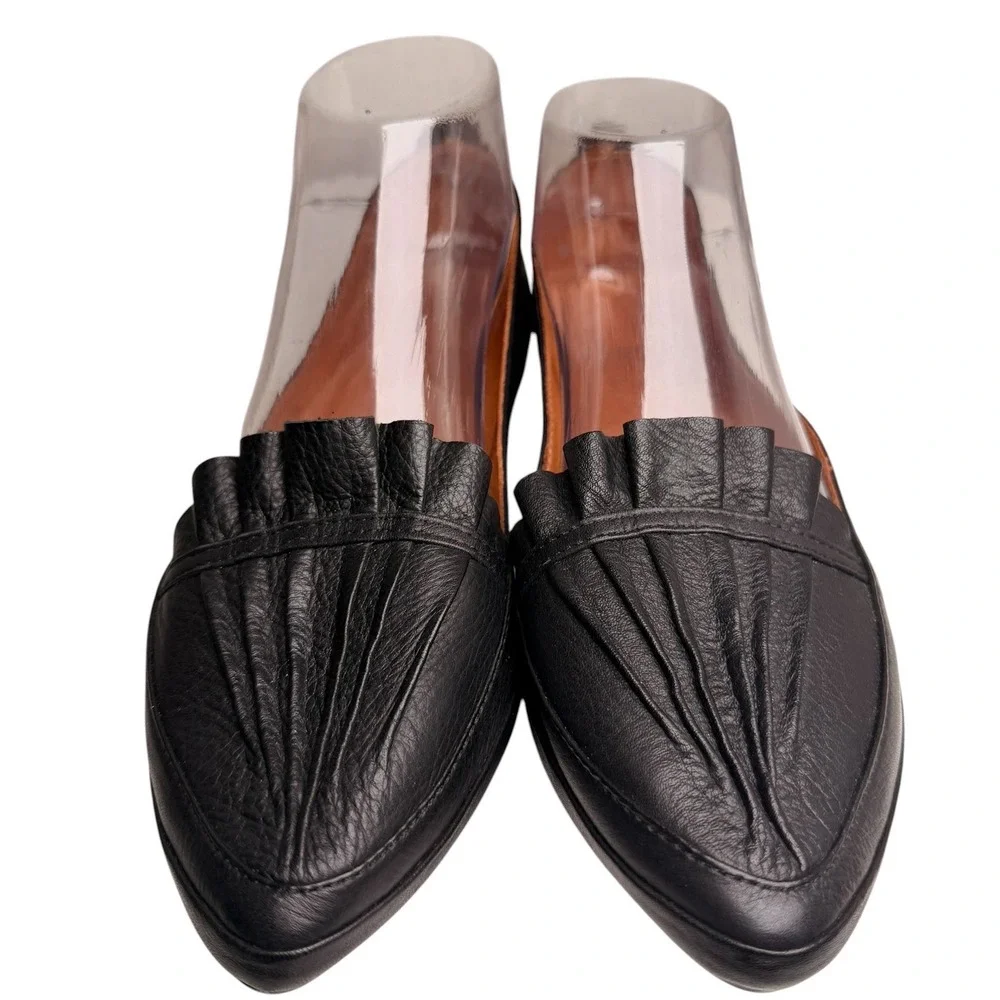 Spring Step Black Leather Pointed Toe Ruffle Loafers‎ Flats Size 7
